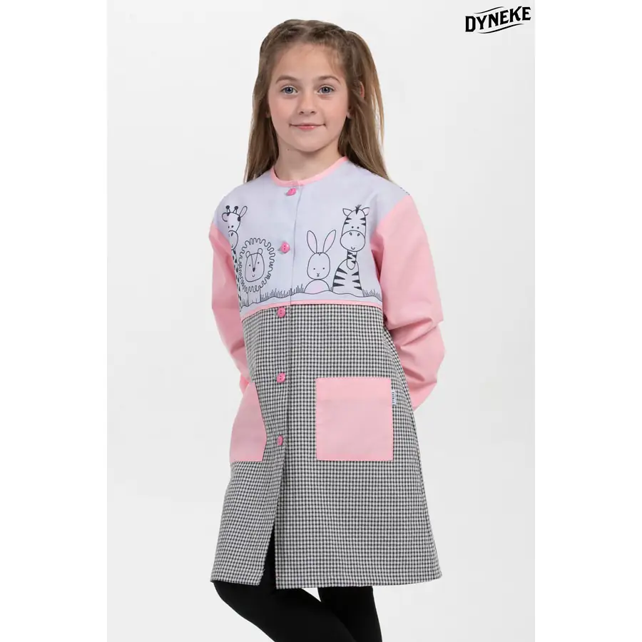 Bata infantil Dyneke 0189247 animales 1 Bata intantil animales Dyneke 0189247: vista frontal con modelo.