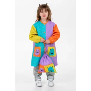 Bata intantil monstruos Dyneke 0193896: vista frontal con modelo y bolsa a juego.