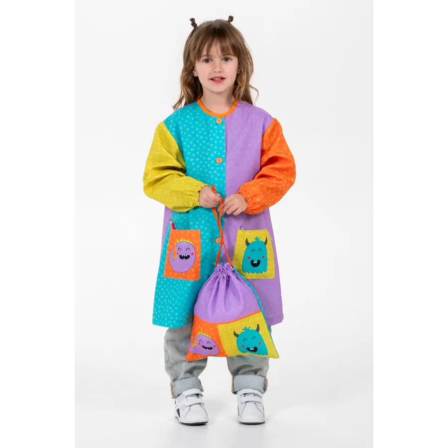 Bata infantil Dyneke 0193896 monstruos 2 Bata intantil monstruos Dyneke 0193896: vista frontal con modelo y bolsa a juego.
