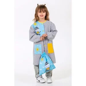 Bata infantil cebra Dyneke 0194209: vista frontal con modelo y bolsa a juego.