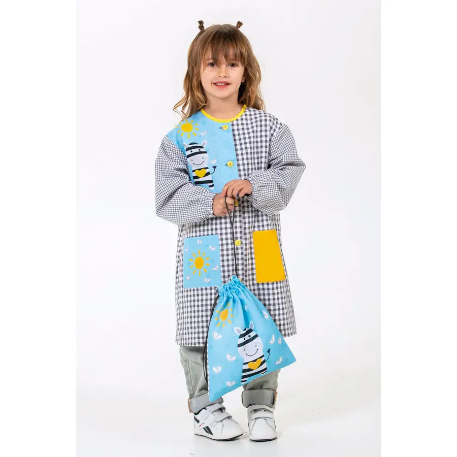Bata infantil Dyneke 0194209 cebra 2 Bata infantil cebra Dyneke 0194209: vista frontal con modelo y bolsa a juego.