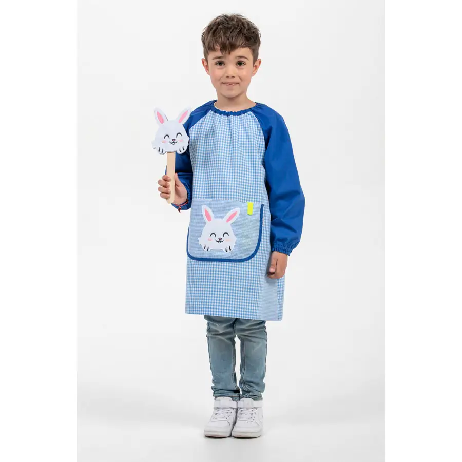 Babi infantil Dyneke 987681 conejito bordado 2 Babi infantil azul bordado conejito Dyneke 987681: vista frontal con modelo.