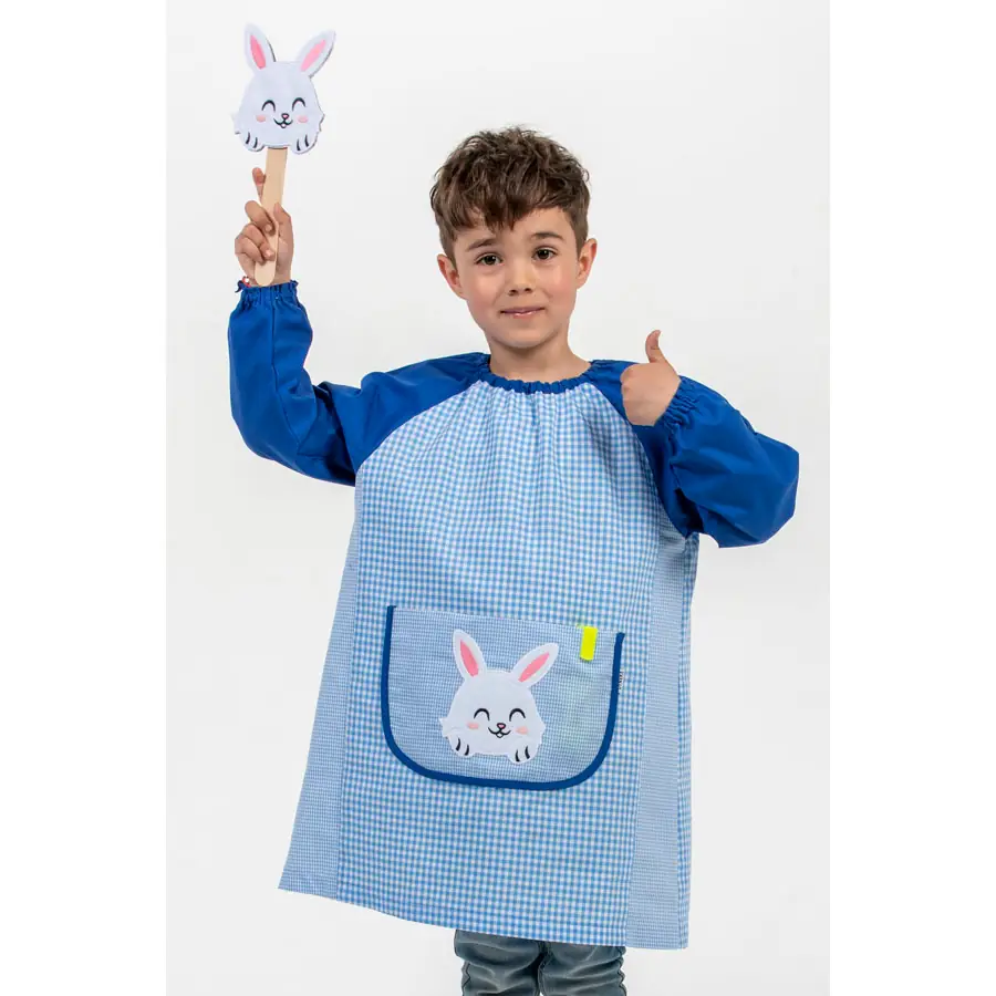 Babi infantil Dyneke 987681 conejito bordado 3 Babi infantil azul bordado conejito Dyneke 987681: vista frontal con modelo.