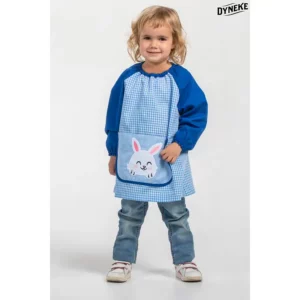 Babi infantil azul bordado conejito Dyneke 987681: vista frontal con modelo.
