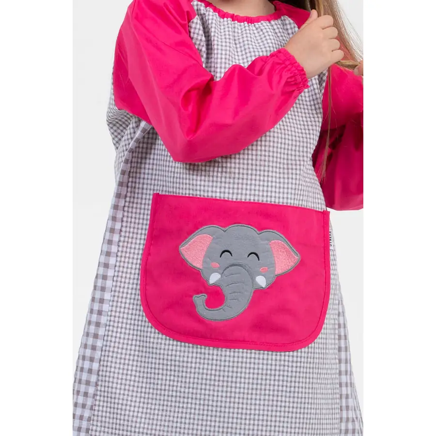 Babi infantil Dyneke 0988221 elefante bordado 2 Babi infantil fucsia bordado elefante Dyneke 0988221: detalle frontal del bolsillo.