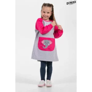 Babi infantil fucsia bordado elefante Dyneke 0988221: vista frontal con modelo.