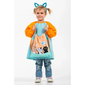 Babi infantil gatitos Dyneke 0990115: vista frontal con modelo y bolsa a juego.