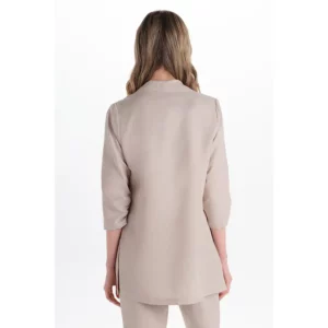 Levita beige mujer manga 3/4 fruncida Dyneke 6000418: vista trasera con modelo.
