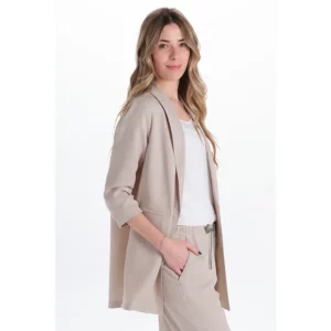 Levita beige mujer manga 3/4 fruncida Dyneke 6000418: vista de tres cuartos con modelo.