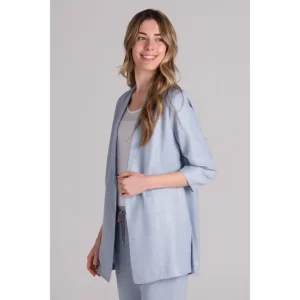 Levita celeste mujer manga 3/4 fruncida Dyneke 6000423: vista de tres cuartos con modelo.