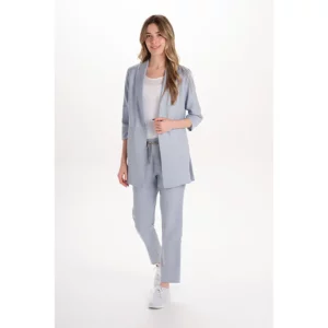 Levita celeste mujer manga 3/4 fruncida Dyneke 6000423: vista de cuerpo entero con modelo.