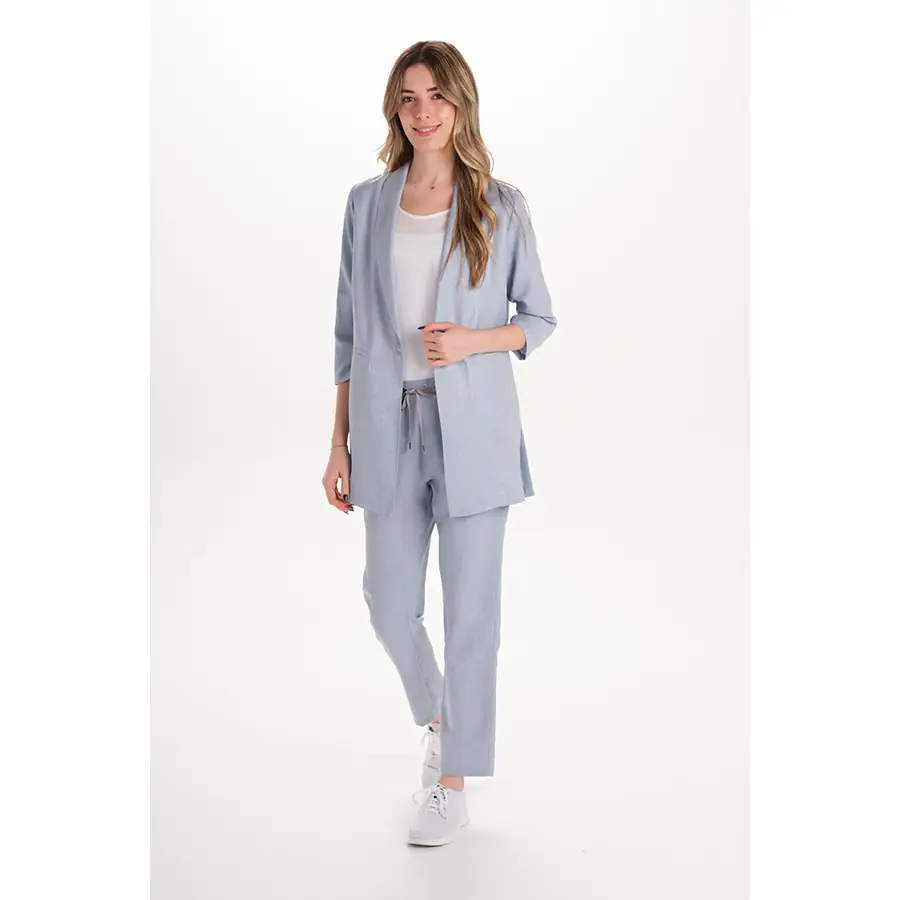 Levita Dyneke 6000423 celeste de mujer 6 Levita celeste mujer manga 3/4 fruncida Dyneke 6000423: vista de cuerpo entero con modelo.