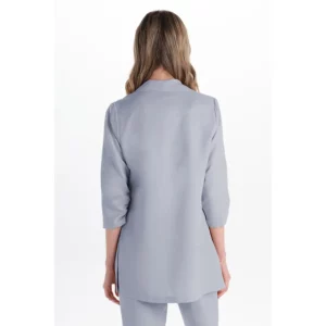 Levita celeste mujer manga 3/4 fruncida Dyneke 6000423: vista trasera con modelo.