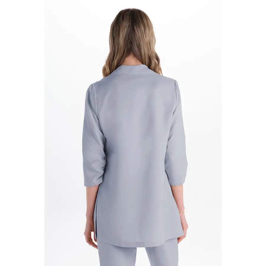 Levita Dyneke 6000423 celeste de mujer 3 Levita celeste mujer manga 3/4 fruncida Dyneke 6000423: vista trasera con modelo.