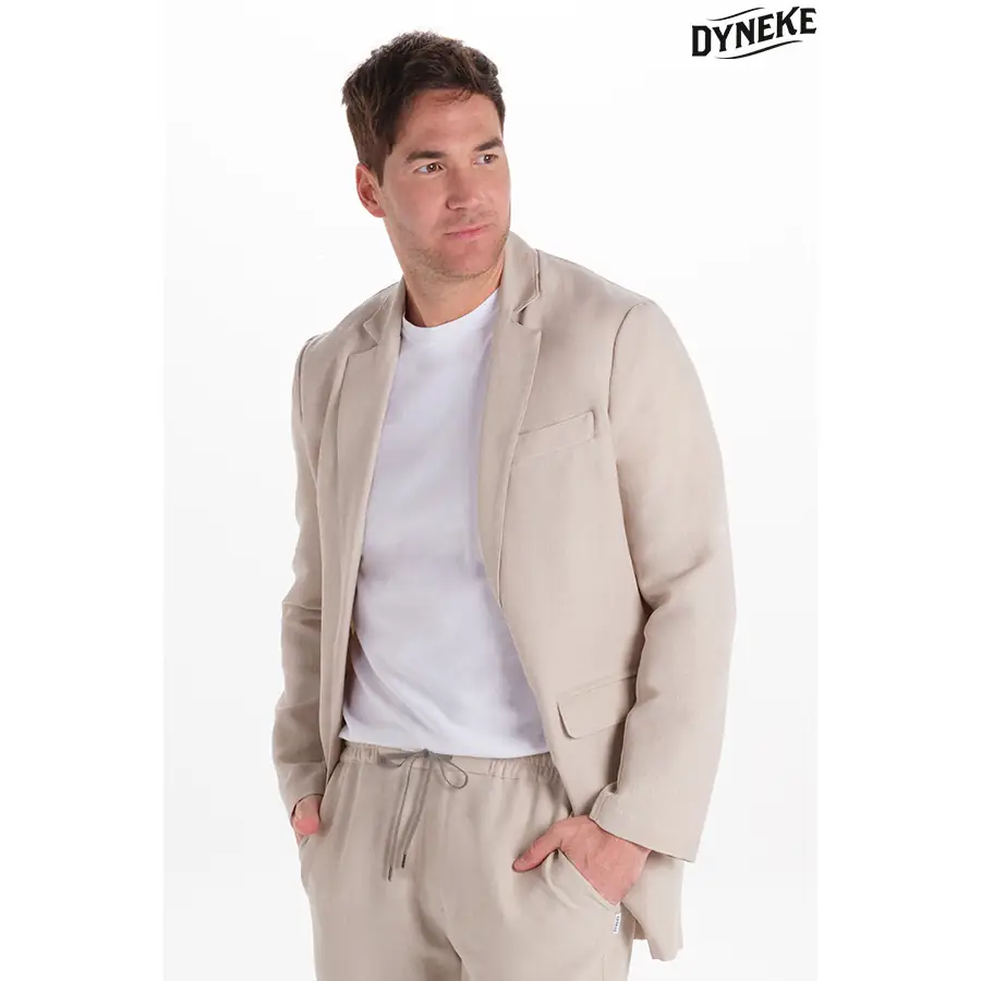 Chaqueta levita Dyneke 6001418 beige de hombre 1 Chaqueta levita hombre beige Dyneke 6001418: vista frontal con modelo.