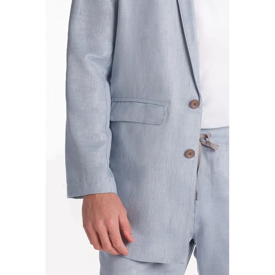 Chaqueta levita Dyneke 6001423 celeste de hombre 3 Chaqueta levita hombre celeste Dyneke 6001423: detalle de bolsillo y botones.