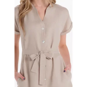 Vestido beige con cinturón Dyneke 6002418: detalle del cuello, botones y cinturón.