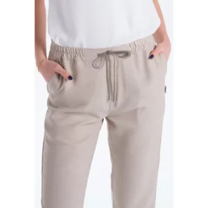 Pantalón unisex beige con cordón Dyneke 6006418: detalle de cintura y bolsillos.