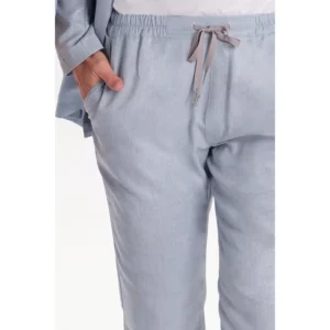 Pantalón unisex celeste con cordón Dyneke 6006423: detalle de cintura y bolsillos.