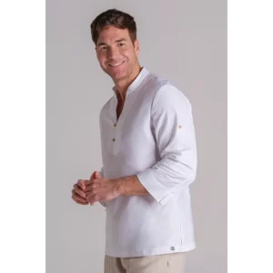 Camisa unisex pecherin botón madera. Dyneke 6007823: vista de tres cuartos con modelo.