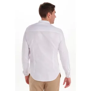 Camisa hombre cuello mao blanca Dyneke 6009823: vista trasera con modelo.