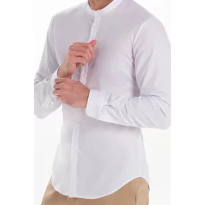 Camisa hombre cuello mao blanca Dyneke 6009823: detalle de cuello, botones y puño.