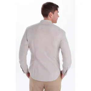 Camisa hombre cuello mao beige Dyneke 6009832: vista trasera con modelo.