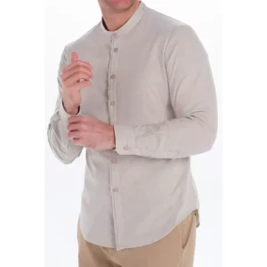 Camisa hombre cuello mao beige Dyneke 6009832: detalle de cuello, botones y puño.