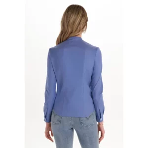 Camisa mujer cuello mao azul Dyneke 6010818: vista trasera con modelo.