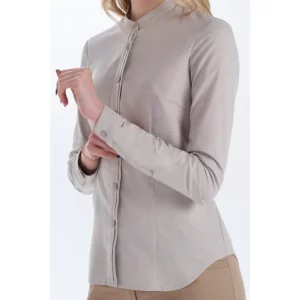 Camisa mujer cuello mao beige Dyneke 6010832: detalle de cuello, botones y puño.