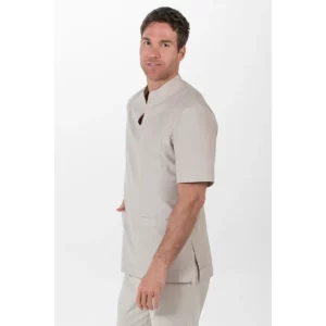 Casaca caballero cuello mao color beige Dyneke 8001824: vista lateral o de tres cuartos con modelo.