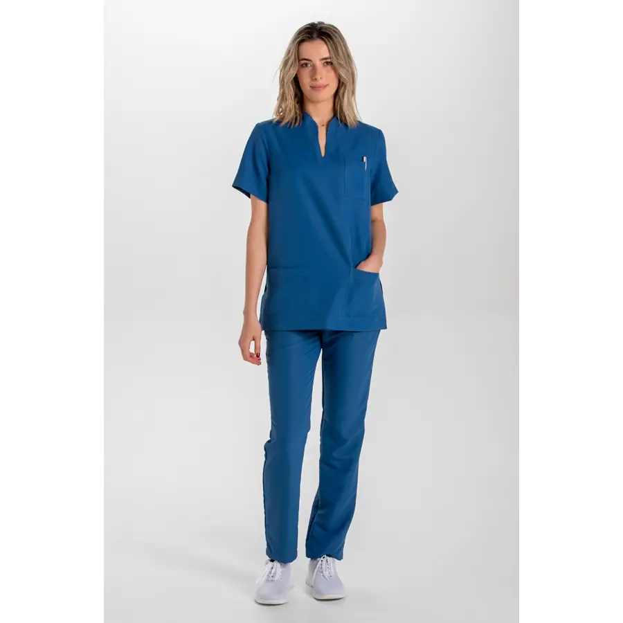 Blusón Dyneke 8008482 unisex microfibra azul eléctrico 5 Blusón unisex microfibra azul Dyneke 8008482: vista de cuerpo entero con modelo.