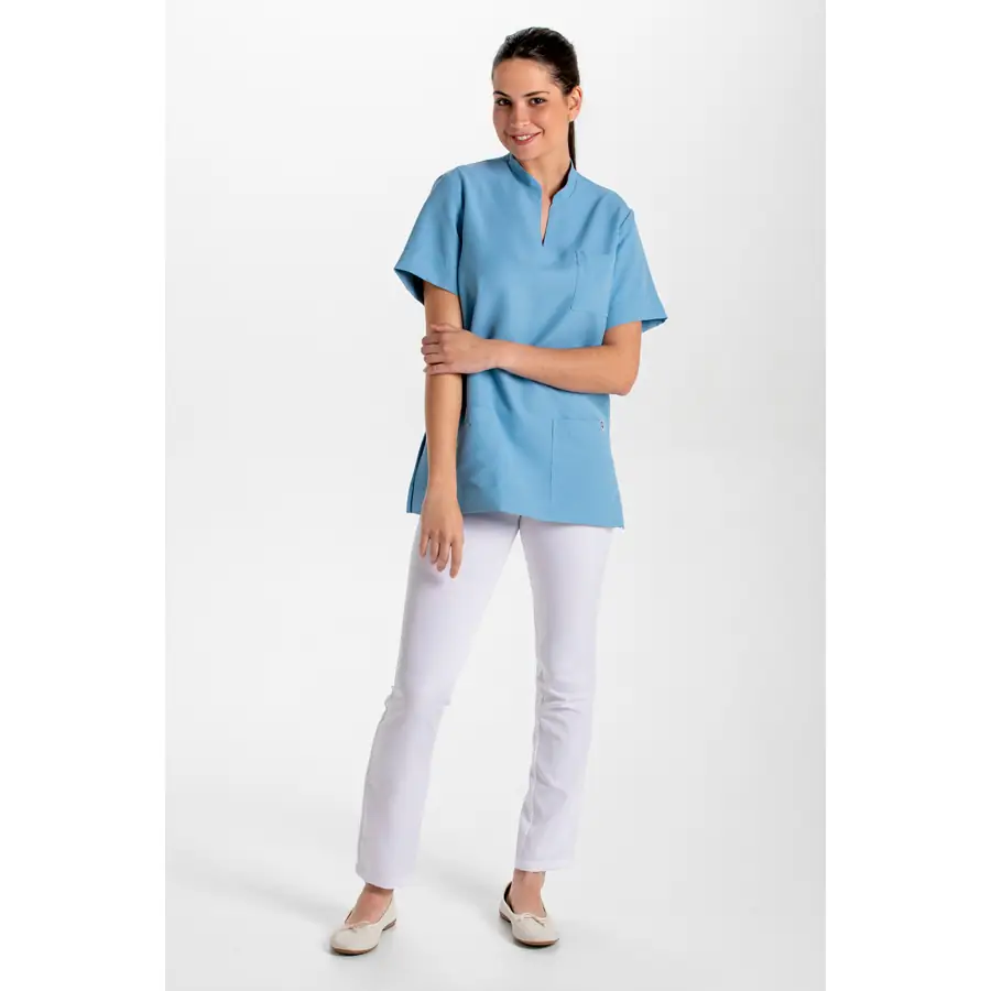 Blusón Dyneke 8008490 unisex microfibra azul dénim 3 Blusón unisex microfibra azul denim Dyneke 8008490: vista de cuerpo entero con modelo.