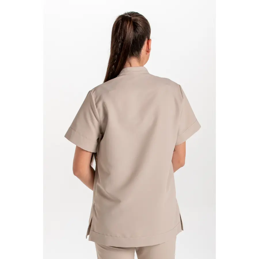Blusón Dyneke 8008569 unisex microfibra beige 2 Blusón unisex microfibra beige Dyneke 8008569: vista trasera con modelo.