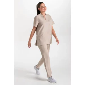 Blusón unisex microfibra beige Dyneke 8008569: vista de cuerpo entero con modelo.