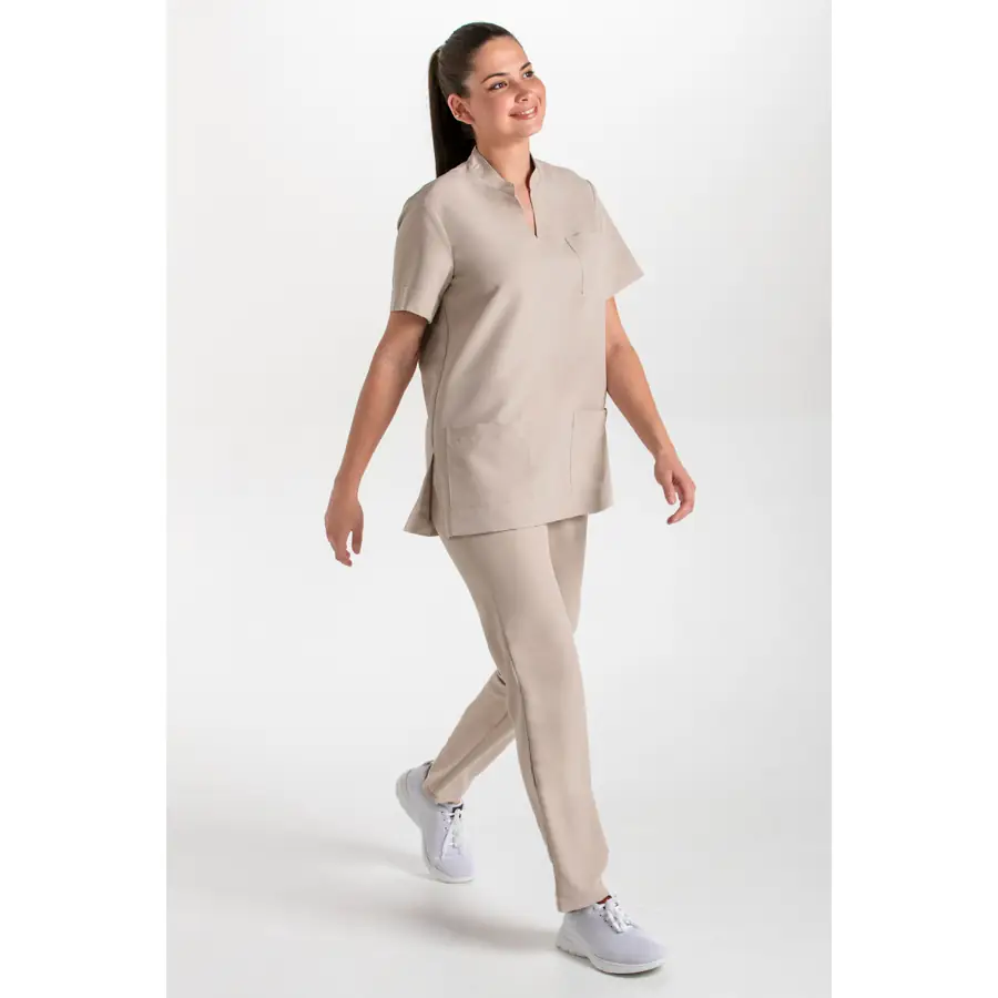 Blusón Dyneke 8008569 unisex microfibra beige 3 Blusón unisex microfibra beige Dyneke 8008569: vista de cuerpo entero con modelo.