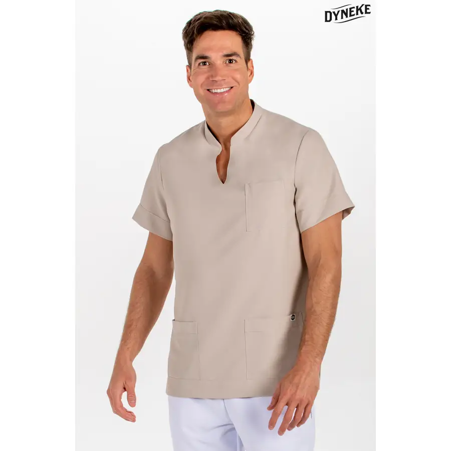 Blusón Dyneke 8008569 unisex microfibra beige 1 Blusón unisex microfibra beige Dyneke 8008569: vista frontal con modelo.