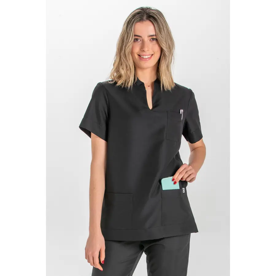 Blusón Dyneke 8008571 unisex microfibra negro 3 Blusón unisex microfibra negro Dyneke 8008571: vista frontal con modelo.