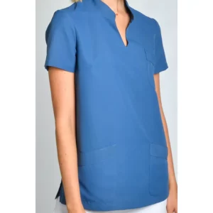 Casaca microfibra azul cuello mao Dyneke 8011482: detalle del cuello y manga corta.