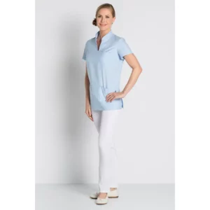 Casaca sanidad celeste cuello mao Dyneke 8011511: vista de cuerpo entero con modelo.
