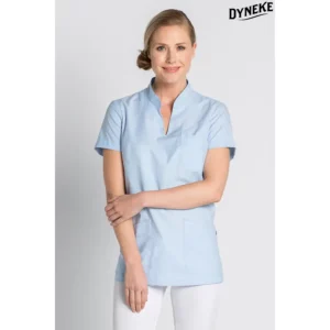 Casaca sanidad celeste cuello mao Dyneke 8011511: vista frontal con modelo.