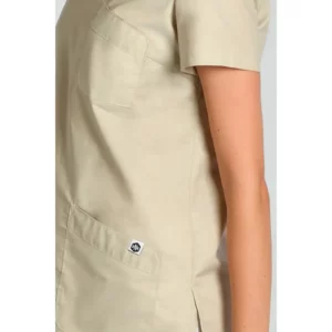 Casaca beig cuello mao Dyneke 8011824: detalle del bolsillo y botón.