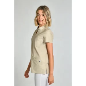 Casaca beig cuello mao Dyneke 8011824: vista lateral con modelo.