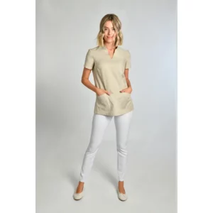 Casaca beig cuello mao Dyneke 8011824: vista de cuerpo entero con modelo.