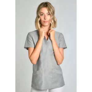 Casaca gris cuello mao Dyneke 8011844: vista frontal con modelo, manos junto al cuello.