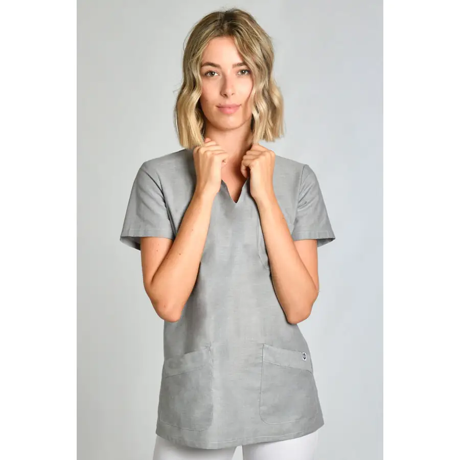 Casaca Dyneke 8011844 gris de cuello mao 2 Casaca gris cuello mao Dyneke 8011844: vista frontal con modelo, manos junto al cuello.