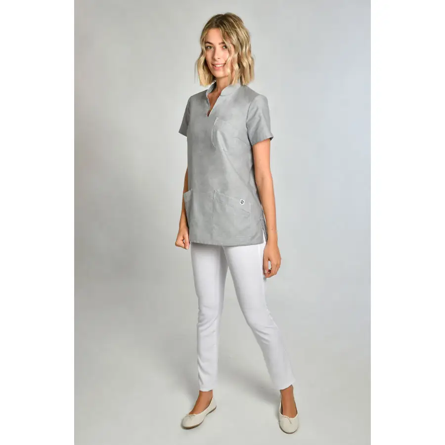 Casaca Dyneke 8011844 gris de cuello mao 3 Casaca gris cuello mao Dyneke 8011844: vista de cuerpo entero con modelo.