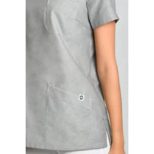Casaca gris cuello mao Dyneke 8011844: detalle del bolsillo y botón.