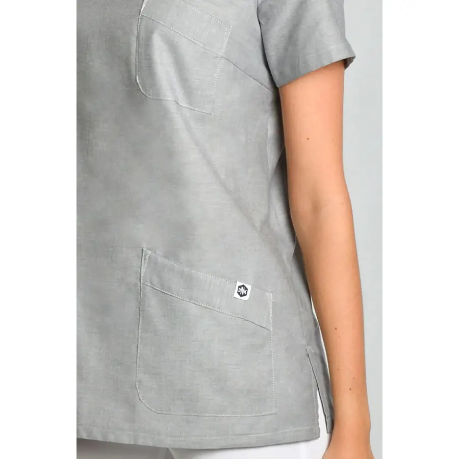 Casaca Dyneke 8011844 gris de cuello mao 4 Casaca gris cuello mao Dyneke 8011844: detalle del bolsillo y botón.