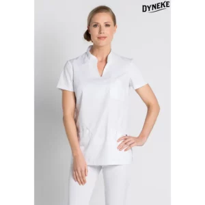 Casaca sanidad blanca cuello mao Dyneke 8011900: vista frontal con modelo.